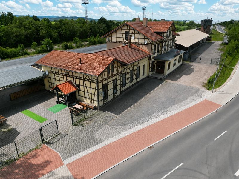 Bahnhofsgebäude mit Wohnungen, Bistro und Güterschuppen